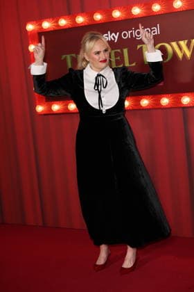 . 27 11 2025. London, United Kingdom. Rebel Wilson arriving at the Tinsel Town premiere in London.  xStephenxLockx xi-Imagesx IIM-26418-0012