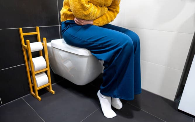 Unbekannte Frau auf der Toilette mit Bauchschmerzen. Unrecognizable woman on the toilet with stomach pain. (License=RF) ,model released, Symbolfoto Copyright: xZoonar.com DmitrixMarutax 24260522 ,model released, Symbolfoto ,property released