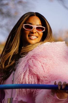 November 27, 2025, New York, New York, USA: CIARA rides a float, 99th Macys Thanksgiving Day Parade, Upper West Side. New York USA - ZUMAms4_ 20251127_mda_ms4_053 Copyright: xSoniaxMoskowitzxGordonx