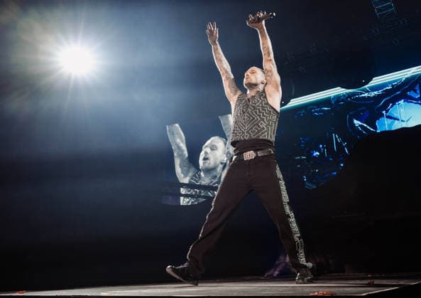27.11.2025, xlakx, Entertainment Musik, Kontra K - Augen traeumen Herzen sehen Tour 2025 v.l. Der Rapper Kontra K steht bei seiner Augen traeumen Herzen sehen Tour 2025 auf der Buehne in der Uber Arena Berlin. Berlin