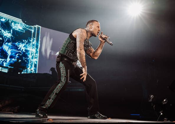 27.11.2025, xlakx, Entertainment Musik, Kontra K - Augen traeumen Herzen sehen Tour 2025 v.l. Der Rapper Kontra K steht bei seiner Augen traeumen Herzen sehen Tour 2025 auf der Buehne in der Uber Arena Berlin. Berlin Daniel Lakomski