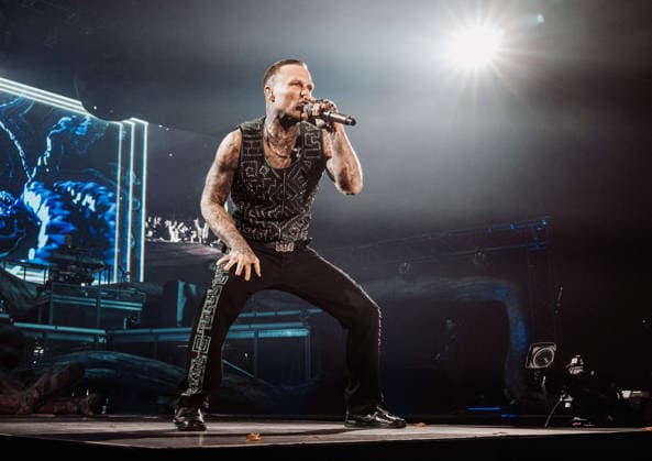 27.11.2025, xlakx, Entertainment Musik, Kontra K - Augen traeumen Herzen sehen Tour 2025 v.l. Der Rapper Kontra K steht bei seiner Augen traeumen Herzen sehen Tour 2025 auf der Buehne in der Uber Arena Berlin. Berlin