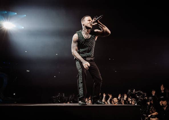 27.11.2025, xlakx, Entertainment Musik, Kontra K - Augen traeumen Herzen sehen Tour 2025 v.l. Der Rapper Kontra K steht bei seiner Augen traeumen Herzen sehen Tour 2025 auf der Buehne in der Uber Arena Berlin. Berlin