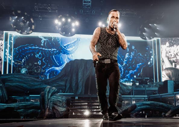 27.11.2025, xlakx, Entertainment Musik, Kontra K - Augen traeumen Herzen sehen Tour 2025 v.l. Der Rapper Kontra K steht bei seiner Augen traeumen Herzen sehen Tour 2025 auf der Buehne in der Uber Arena Berlin. Berlin