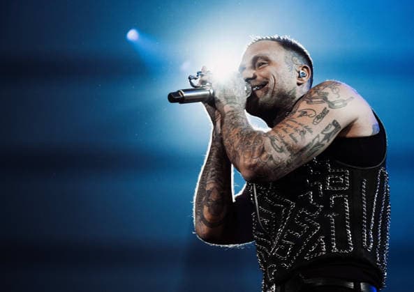 27.11.2025, xlakx, Entertainment Musik, Kontra K - Augen traeumen Herzen sehen Tour 2025 v.l. Der Rapper Kontra K steht bei seiner Augen traeumen Herzen sehen Tour 2025 auf der Buehne in der Uber Arena Berlin. Berlin *** 27 11 2025, xlakx, Entertainment Music, Kontra K Augen traeumen Herzen sehen Tour 2025 v l The rapper Kontra K is on stage at the Uber Arena Berlin Berlin during his Augen traeumen Herzen sehen Tour 2025 Daniel Lakomski