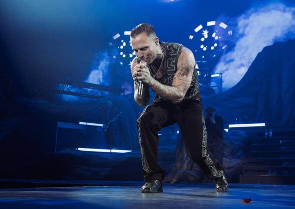 27.11.2025, xlakx, Entertainment Musik, Kontra K - Augen traeumen Herzen sehen Tour 2025 v.l. Der Rapper Kontra K steht bei seiner Augen traeumen Herzen sehen Tour 2025 auf der Buehne in der Uber Arena Berlin. Berlin