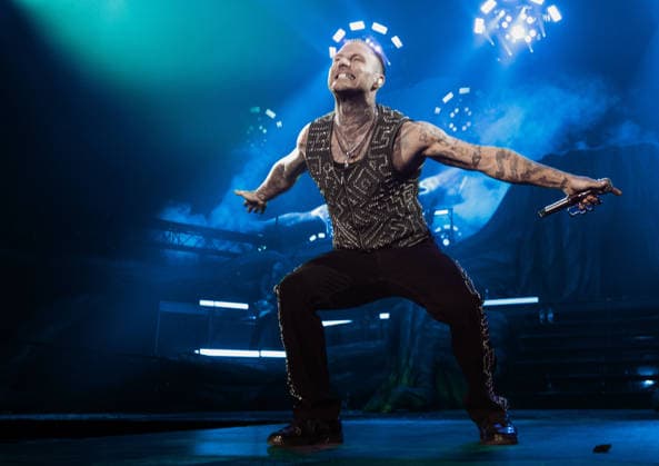 27.11.2025, xlakx, Entertainment Musik, Kontra K - Augen traeumen Herzen sehen Tour 2025 v.l. Der Rapper Kontra K steht bei seiner Augen traeumen Herzen sehen Tour 2025 auf der Buehne in der Uber Arena Berlin. Berlin