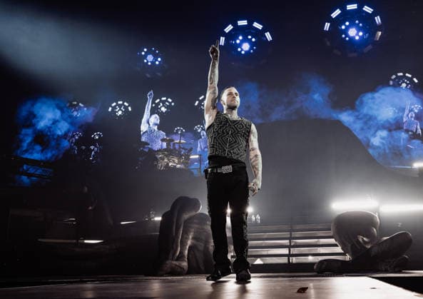 27.11.2025, xlakx, Entertainment Musik, Kontra K - Augen traeumen Herzen sehen Tour 2025 v.l. Der Rapper Kontra K steht bei seiner Augen traeumen Herzen sehen Tour 2025 auf der Buehne in der Uber Arena Berlin. Berlin