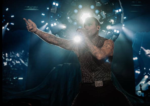 27.11.2025, xlakx, Entertainment Musik, Kontra K - Augen traeumen Herzen sehen Tour 2025 v.l. Der Rapper Kontra K steht bei seiner Augen traeumen Herzen sehen Tour 2025 auf der Buehne in der Uber Arena Berlin. Berlin