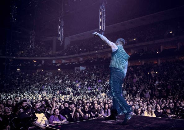 27.11.2025, xlakx, Entertainment Musik, Kontra K - Augen traeumen Herzen sehen Tour 2025 v.l. Der Rapper Kontra K steht bei seiner Augen traeumen Herzen sehen Tour 2025 auf der Buehne in der Uber Arena Berlin. Berlin