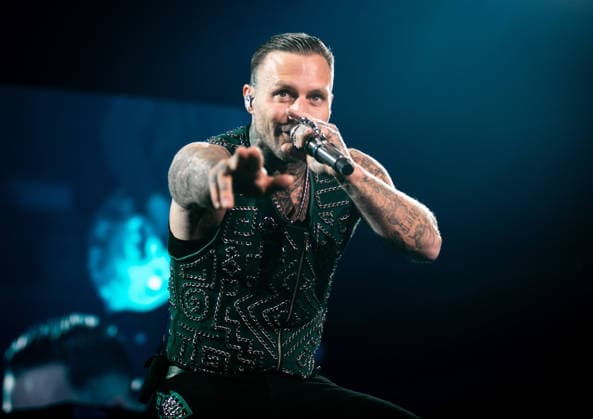 27.11.2025, xlakx, Entertainment Musik, Kontra K - Augen traeumen Herzen sehen Tour 2025 v.l. Der Rapper Kontra K steht bei seiner Augen traeumen Herzen sehen Tour 2025 auf der Buehne in der Uber Arena Berlin. Berlin