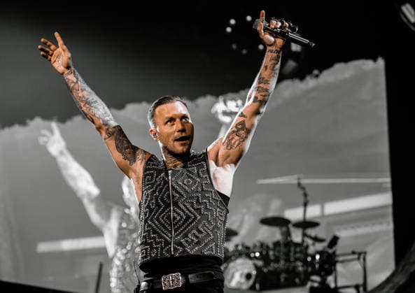 27.11.2025, xlakx, Entertainment Musik, Kontra K - Augen traeumen Herzen sehen Tour 2025 v.l. Der Rapper Kontra K steht bei seiner Augen traeumen Herzen sehen Tour 2025 auf der Buehne in der Uber Arena Berlin. Berlin