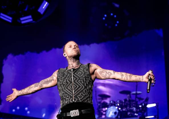 27.11.2025, xlakx, Entertainment Musik, Kontra K - Augen traeumen Herzen sehen Tour 2025 v.l. Der Rapper Kontra K steht bei seiner Augen traeumen Herzen sehen Tour 2025 auf der Buehne in der Uber Arena Berlin. Berlin