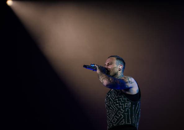 27.11.2025, xlakx, Entertainment Musik, Kontra K - Augen traeumen Herzen sehen Tour 2025 v.l. Der Rapper Kontra K steht bei seiner Augen traeumen Herzen sehen Tour 2025 auf der Buehne in der Uber Arena Berlin. Berlin