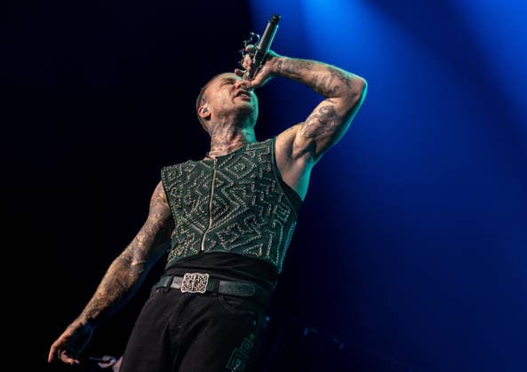 27.11.2025, xlakx, Entertainment Musik, Kontra K - Augen traeumen Herzen sehen Tour 2025 v.l. Der Rapper Kontra K steht bei seiner Augen traeumen Herzen sehen Tour 2025 auf der Buehne in der Uber Arena Berlin. Berlin