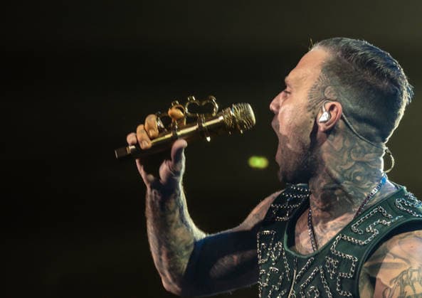 27.11.2025, xlakx, Entertainment Musik, Kontra K - Augen traeumen Herzen sehen Tour 2025 v.l. Der Rapper Kontra K steht bei seiner Augen traeumen Herzen sehen Tour 2025 auf der Buehne in der Uber Arena Berlin. Berlin