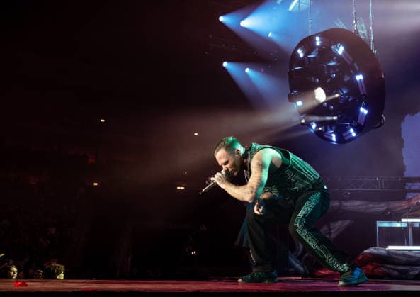 27.11.2025, xlakx, Entertainment Musik, Kontra K - Augen traeumen Herzen sehen Tour 2025 v.l. Der Rapper Kontra K steht bei seiner Augen traeumen Herzen sehen Tour 2025 auf der Buehne in der Uber Arena Berlin. Berlin