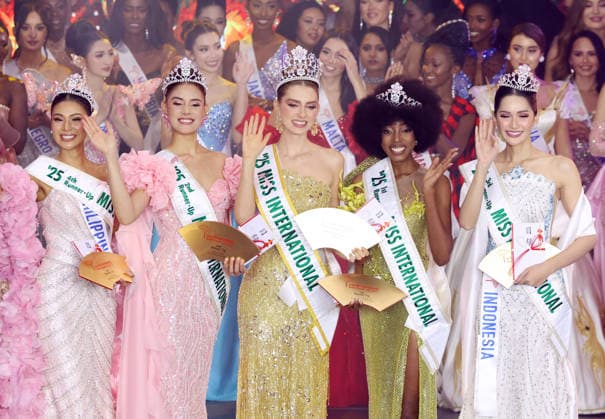 November 27, 2025, Tokyo, Japan - Miss International winners (L-R) Miss Philippines Myrna Esguerra of 5th place, Miss Bolivia Paolo Guzman Sanchez of 3rd place, Miss Colombia Catalina Duque of Miss International 2025, Miss Zimbabue Yollanda Chimharami of 2nd place and Miss Indonesia Melliza Xaviera Yulian of 4th place pose for photo at the annual beauty pageant in Tokyo on Thursday, November 27, 2025. 26-year old Colombian model Duque was crowned from 80 contestants. (photo by Yoshio Tsunoda AFLO)  aflo_311757364