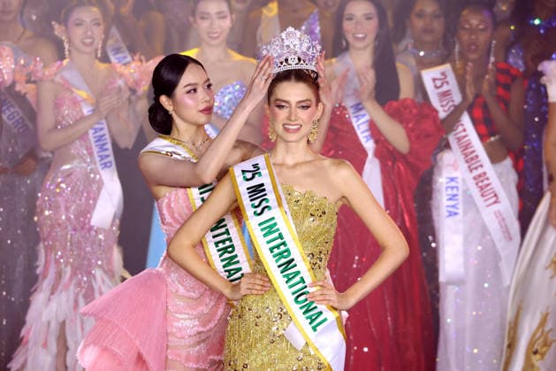 November 27, 2025, Tokyo, Japan - Miss Colombia Catalina Duque (C) receives the crown of the Miss International 2025 from Miss International 2024 Huybh Thanh Thuy (L) of Miss Vietnam at the annual beauty pageant in Tokyo on Thursday, November 27, 2025. 26-year old Colombian model Duque was crowned from 80 contestants. (photo by Yoshio Tsunoda AFLO)  aflo_311757371