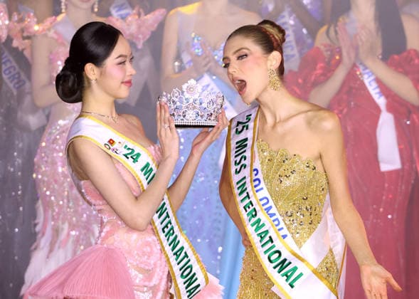 November 27, 2025, Tokyo, Japan - Miss Colombia Catalina Duque (R) receives the crown of the Miss International 2025 from Miss International 2024 Huybh Thanh Thuy (L) of Miss Vietnam at the annual beauty pageant in Tokyo on Thursday, November 27, 2025. 26-year old Colombian model Duque was crowned from 80 contestants. (photo by Yoshio Tsunoda AFLO)  aflo_311757372