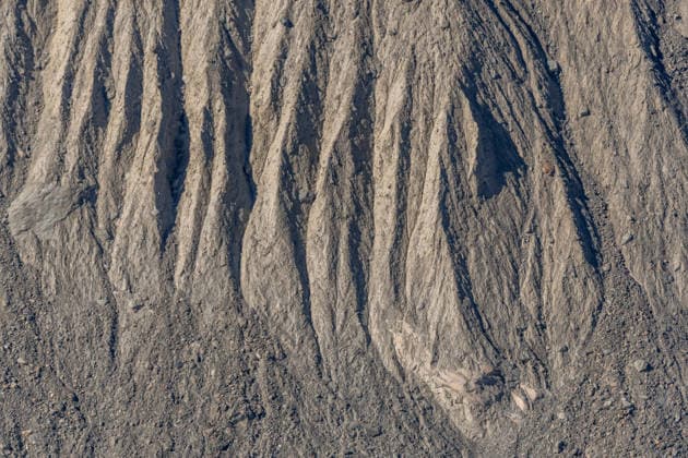 Land, das natürliche, durch Erosion entstandene Streifen und Formen in trockenen Landschaften aufweist Terrestrial surface reveals distinct streaks and reliefs sculpted by erosion in arid region. These natural patterns tell geological story of place. Gornergletscher, Zermatt, valais, Alps, Swiss. (License=RF) Copyright: xZoonar.com chistianxDecoutx 24269569