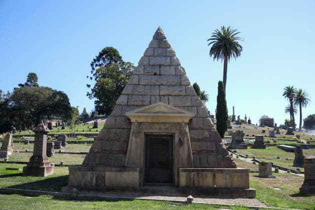 September 21, 2025, Oakland, Ca, United States: A pyramid tomb seen at Mountain View Cemetery in Oakland, Oakland United States - ZUMAs197 20250921_aab_s197_165 Copyright: xApollinexGuillerot-Malickx