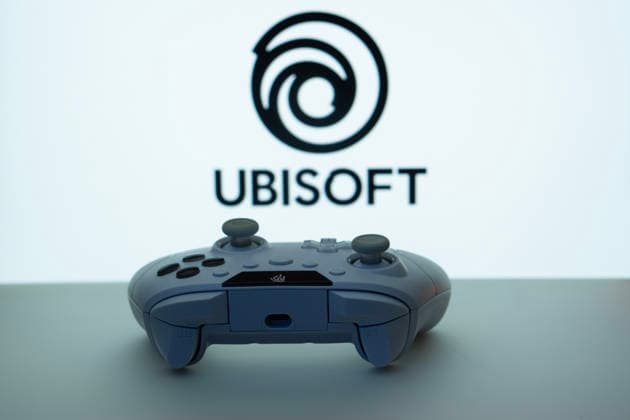 Dhaka, Bangladesch - 14. November 2025: Nahaufnahme eines weißen Gamepads mit dem Ubisoft-Schriftzug auf dem Bildschirm im Hintergrund. Dhaka, Bangladesh- 14 Nov 2025: A close-up of a white gamepad with the Ubisoft seen on screen in the background. (License=RM) Copyright: xZoonar.com MojahidxMottakinx 24272797