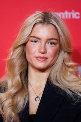 Award - 27. GQ Men of the Year Award 2025 - Emma Svenningson beim 27. GQ Men of the Year Award im Metropol am 27.11.2025 inBerlin Copyright: xEventpressxKochanx