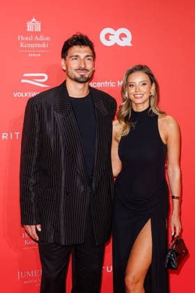 Award - 27. GQ Men of the Year Award 2025 - Mats Hummels und Nicola Cavanis beim 27. GQ Men of the Year Award im Metropol am 27.11.2025 inBerlin Copyright: xEventpressxKochanx