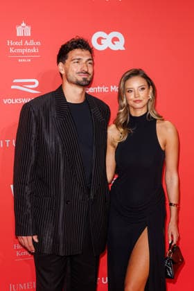 Award - 27. GQ Men of the Year Award 2025 - Mats Hummels und Nicola Cavanis beim 27. GQ Men of the Year Award im Metropol am 27.11.2025 inBerlin Copyright: xEventpressxKochanx