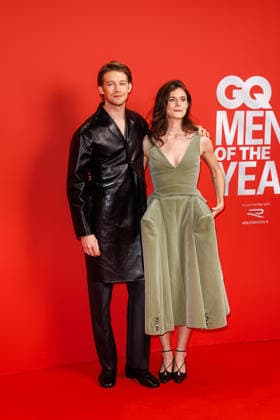 Award - 27. GQ Men of the Year Award 2025 - Joe Alwyn und Alison Oliver beim 27. GQ Men of the Year Award im Metropol am 27.11.2025 inBerlin Copyright: xEventpressxKochanx
