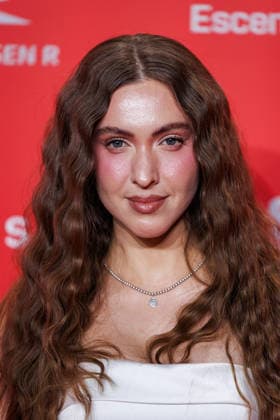 Award - 27. GQ Men of the Year Award 2025 - Cristina Denisa Grindean beim 27. GQ Men of the Year Award im Metropol am 27.11.2025 inBerlin Copyright: xEventpressxKochanx