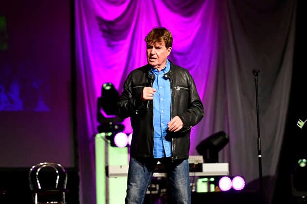 Frank Schöbel live bei einem Konzert seiner Frank Schöbel zur Weihnachtszeit -Tour in der Messe-und Veranstaltungshalle. Löbau, 27.11.2025