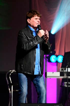 Frank Schöbel live bei einem Konzert seiner Frank Schöbel zur Weihnachtszeit -Tour in der Messe-und Veranstaltungshalle. Löbau, 27.11.2025