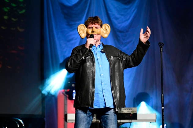 Frank Schöbel live bei einem Konzert seiner Frank Schöbel zur Weihnachtszeit -Tour in der Messe-und Veranstaltungshalle. Löbau, 27.11.2025