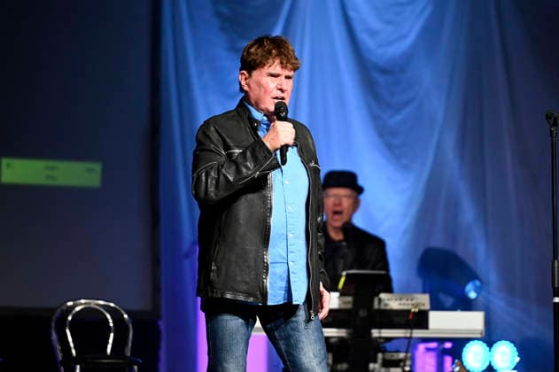 Frank Schöbel live bei einem Konzert seiner Frank Schöbel zur Weihnachtszeit -Tour in der Messe-und Veranstaltungshalle. Löbau, 27.11.2025