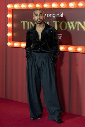 Tinsel Town film premiere Guests attend Tinsel Town film premiere in Leicester Square Featuring: Mawaan Rizwan Where: London, United Kingdom When: 27 Nov 2025 Credit: Phil Lewis WENN London United Kingdom Copyright: xPhilxLewis WENNx wenn40810546 PLAAx wenn40810546