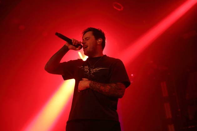 James Deberg von der Band Thousand Below bei einem Konzert als Support für Adept im Astra Kulturhaus in Berlin, 27. November 2025. Thousand Below Konzert Berlin