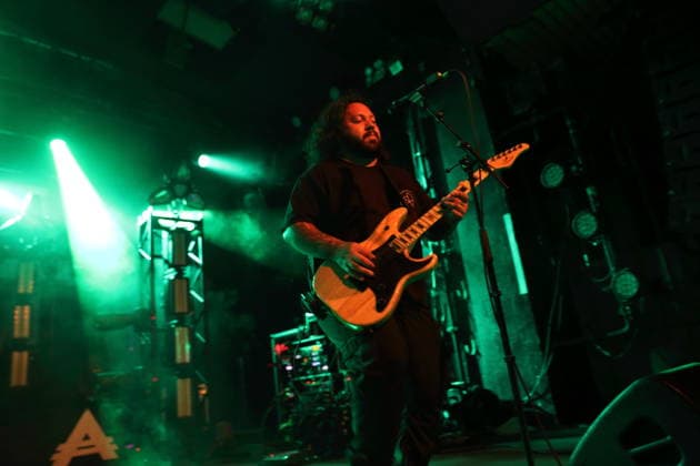 Josh Thomas von der Band Thousand Below bei einem Konzert als Support für Adept im Astra Kulturhaus in Berlin, 27. November 2025. Thousand Below Konzert Berlin