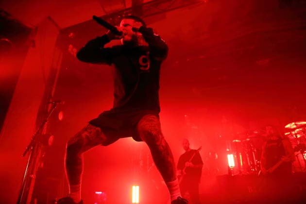 Robert Ljung von der Band Adept bei einem Konzert im Astra Kulturhaus in Berlin, 27. November 2025. Adept Konzert Berlin