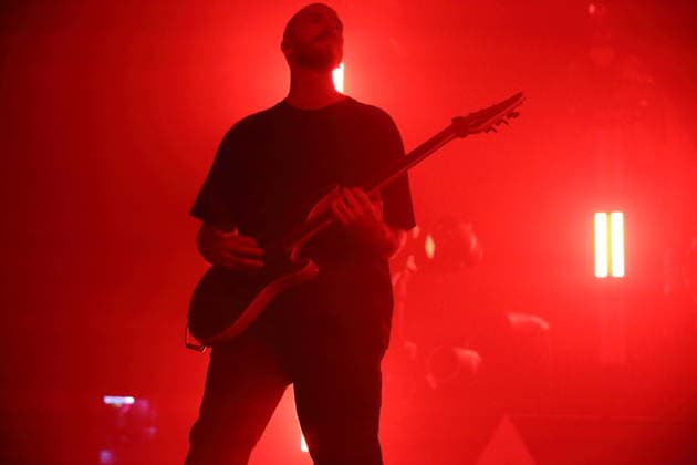 Kasper Larcombe-Tronstad von der Band Adept bei einem Konzert im Astra Kulturhaus in Berlin, 27. November 2025. Adept Konzert Berlin