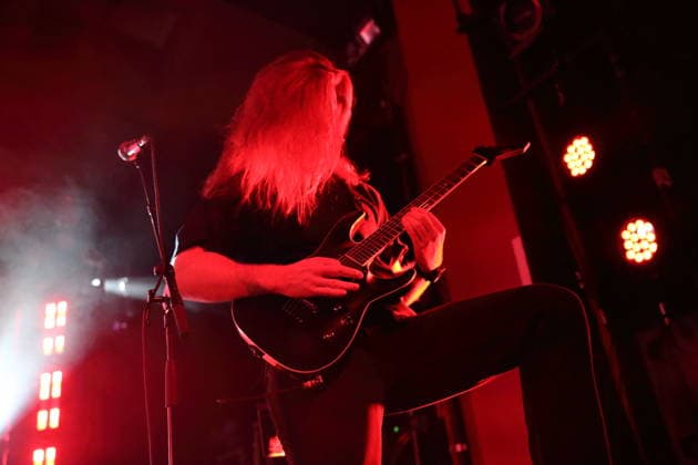 Gustav Lithammer von der Band Adept bei einem Konzert im Astra Kulturhaus in Berlin, 27. November 2025. Adept Konzert Berlin