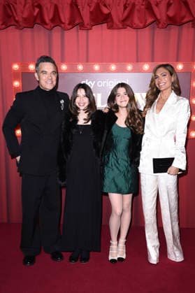Robbie Williams mit Töchtern Coco Willimas und Teddy Williams und Ehefrau Ayda Field bei der Premiere des Sky-Films Tinsel Town Das Wunder von Stoneford im Vue Cinema West End. London, 27.11.2025