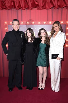 Robbie Williams mit Töchtern Coco Willimas und Teddy Williams und Ehefrau Ayda Field bei der Premiere des Sky-Films Tinsel Town Das Wunder von Stoneford im Vue Cinema West End. London, 27.11.2025