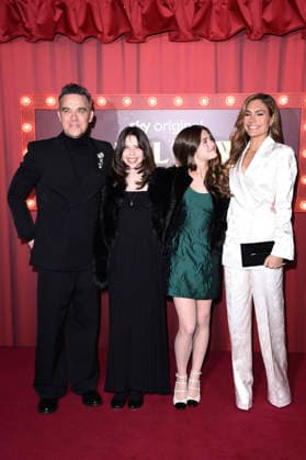Robbie Williams mit Töchtern Coco Willimas und Teddy Williams und Ehefrau Ayda Field bei der Premiere des Sky-Films Tinsel Town Das Wunder von Stoneford im Vue Cinema West End. London, 27.11.2025