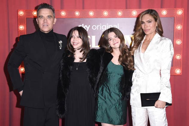 Robbie Williams mit Töchtern Coco Willimas und Teddy Williams und Ehefrau Ayda Field bei der Premiere des Sky-Films Tinsel Town Das Wunder von Stoneford im Vue Cinema West End. London, 27.11.2025