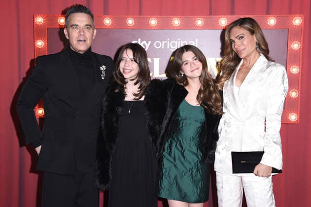 Robbie Williams mit Töchtern Coco Willimas und Teddy Williams und Ehefrau Ayda Field bei der Premiere des Sky-Films Tinsel Town Das Wunder von Stoneford im Vue Cinema West End. London, 27.11.2025