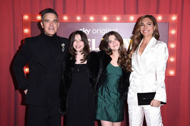 Robbie Williams mit Töchtern Coco Willimas und Teddy Williams und Ehefrau Ayda Field bei der Premiere des Sky-Films Tinsel Town Das Wunder von Stoneford im Vue Cinema West End. London, 27.11.2025 *** Robbie Williams with daughters Coco Willimas and Teddy Williams and wife Ayda Field at the premiere of the Sky movie Tinsel Town The Wonder of Stoneford at Vue Cinema West End London, 27 11 2025 Foto:xS.xVasx xFuturexImagex tinsel_5162