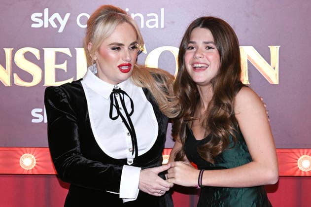Rebel Wilson und Teddy Williams bei der Premiere des Sky-Films Tinsel Town Das Wunder von Stoneford im Vue Cinema West End. London, 27.11.2025