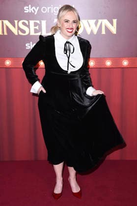 Rebel Wilson bei der Premiere des Sky-Films Tinsel Town Das Wunder von Stoneford im Vue Cinema West End. London, 27.11.2025